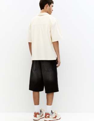 Pull&Bear - Bermuda coupe skateur - Noir délavé