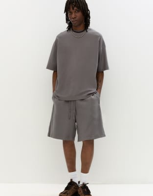 Pull & Bear - Bermuda de jogging texturé coupé en diagonale - Gris
