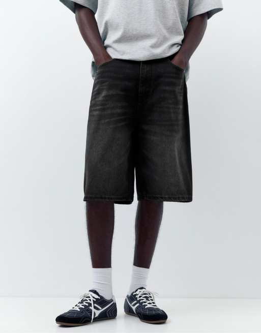 Pull&Bear – Bermuda-Jeansshorts in verblasstem Schwarz im Skater-Design, 2 von 4