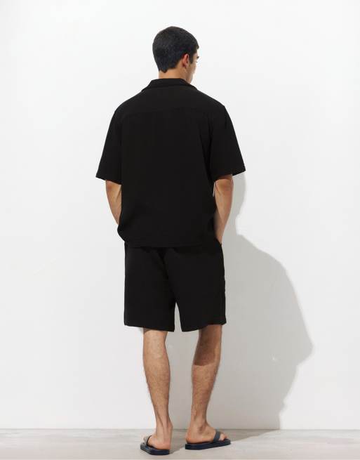 Pull&Bear Bermuda short sweatpants in black | ASOS