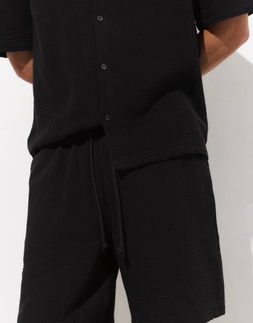 Pull&Bear Bermuda short sweatpants in black | ASOS