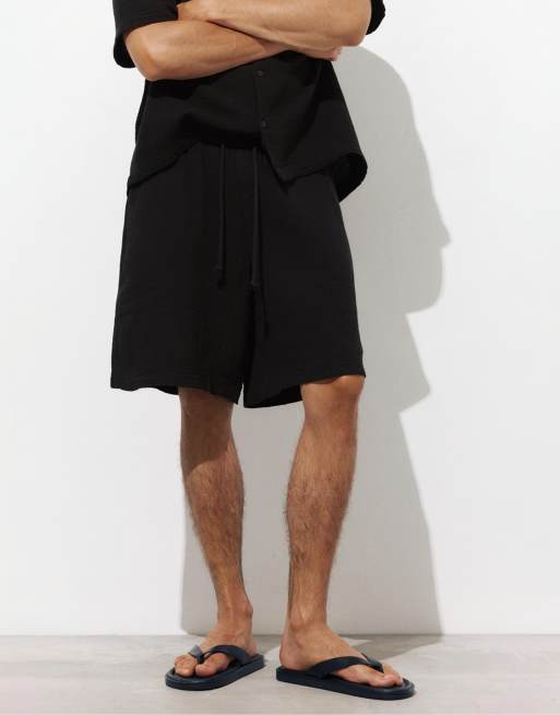Pull&Bear Bermuda short sweatpants in black | ASOS