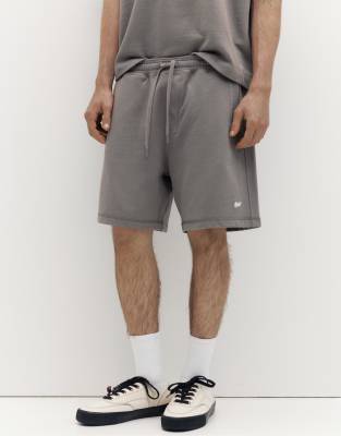 Pull & Bear - Bermuda style pantalon de jogging à logo - Gris