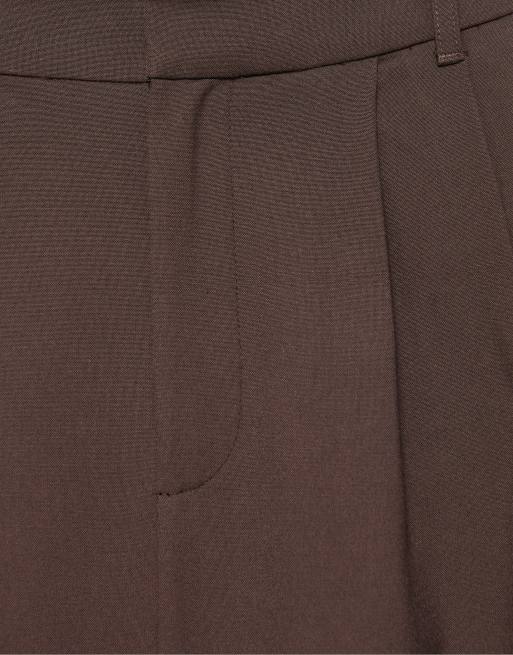 Pull&Bear bermudashorts med skræddersyet pasform og plisseringer i brun, 6 af 7