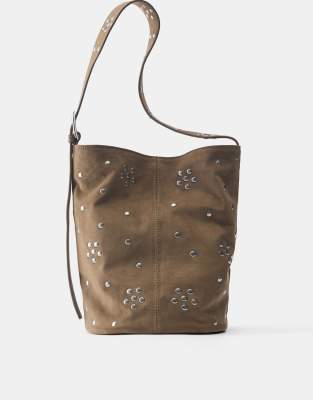 Pull & Bear - Beuteltasche in Braun mit Nietenbesatz-Brown