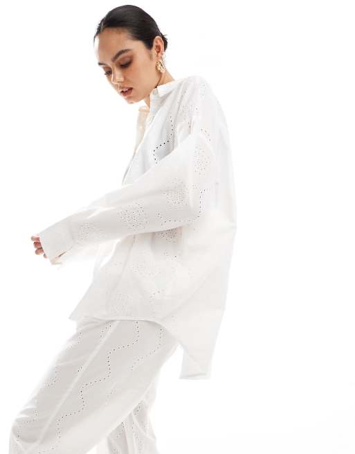 Pull&Bear – Biała koszula oversize z haftem angielskim, część zestawu