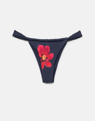 Pull & Bear - Bikinihose in Blau mit Blumenmotiv