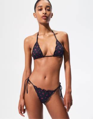 Pull & Bear - Bikinihose in Schwarz mit Blumenmuster