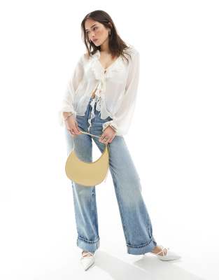 Pull&Bear - Blouse met ruches en striksluiting in ecru - view 1