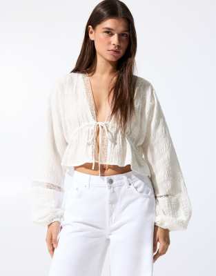 Pull & Bear - Bluse aus weißer Spitze mit Schleife