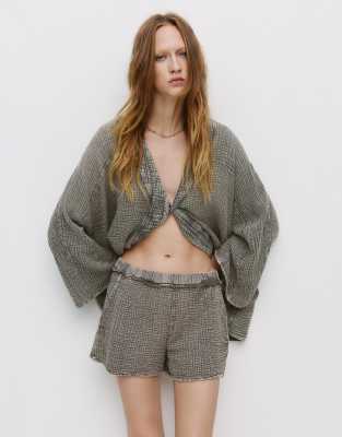 Pull & Bear - Bluse in Blassgrau mit Knitteroptik