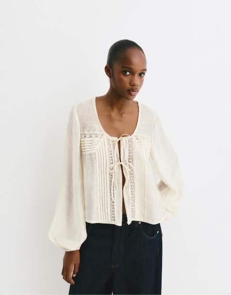 Pull&Bear – Bluse in Creme mit Spitzenborte und Bindebändern - view 1