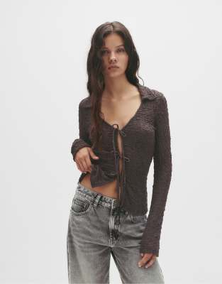 Pull & Bear - Bluse in Dunkelbraun mit Strukturmuster und Schleifen-Brown