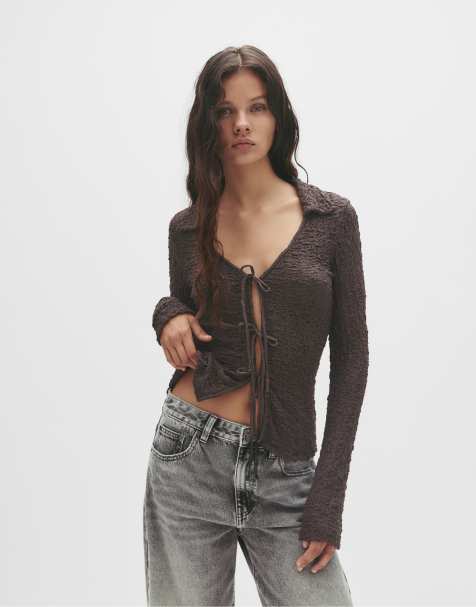 Pull&Bear – Bluse in Dunkelbraun mit Strukturmuster und Schleifen - view 1