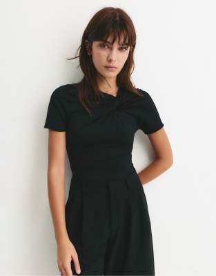 Pull & Bear - Body in Schwarz mit Knoten am Ausschnitt