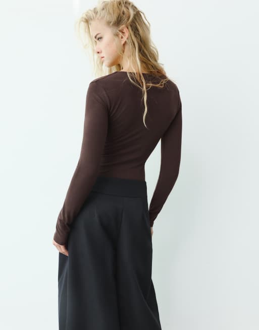 Pull&Bear Body mit V-Ausschnitt in Braun, 2 von 7