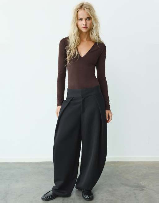 Pull&Bear Body mit V-Ausschnitt in Braun, 4 von 7