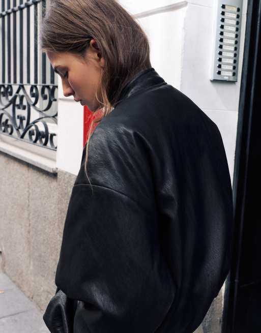 Pull&Bear bomber-jakke i læderlook med brandmands-hægter i sort, 2 af 7
