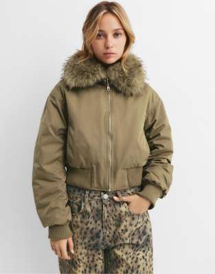 Pull & Bear - Bomberjacke in Khaki mit Kunstpelzkragen-Grün