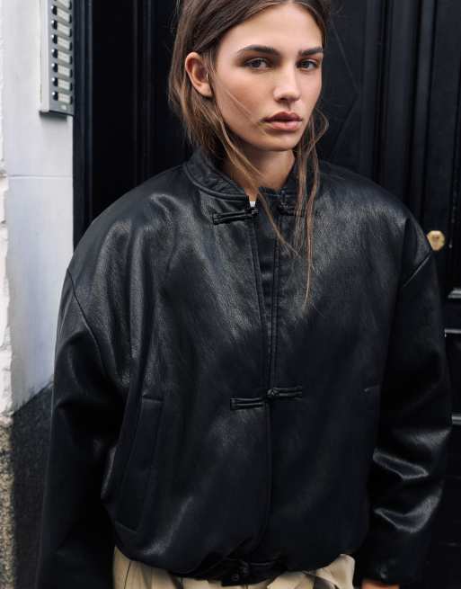 Pull&Bear Bomberjacke in Lederoptik mit Hakenverschlüssen in Schwarz, 4 von 7