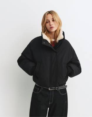 Pull & Bear - Bomberjacke in Schwarz mit Futter aus Lammfellimitat