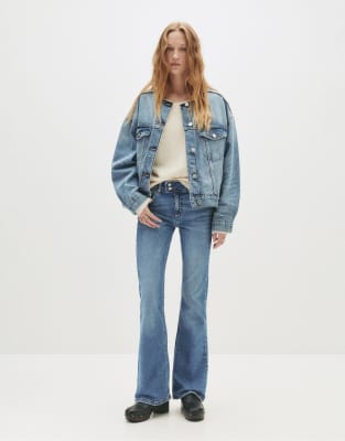 Pull & Bear - Bootcut-Jeans in Mittelblau mit niedrigem Bund