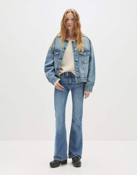 Pull&Bear – Bootcut-Jeans in Mittelblau mit niedrigem Bund - view 1