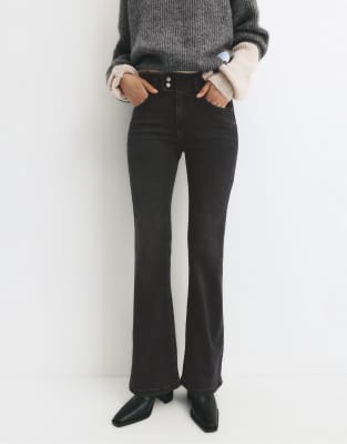 Pull & Bear - Bootcut-Jeans in Schwarz mit niedrigem Bund