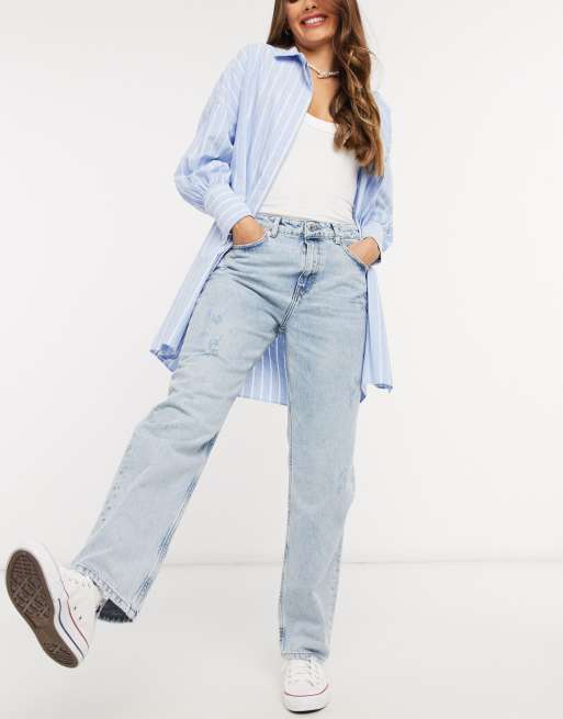 Light blue boyfriend jeans hot sale outfit