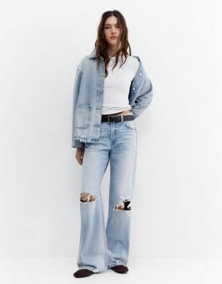 Pull & Bear - Boyfriend-Jeans in Blassblau mit Zierrissen