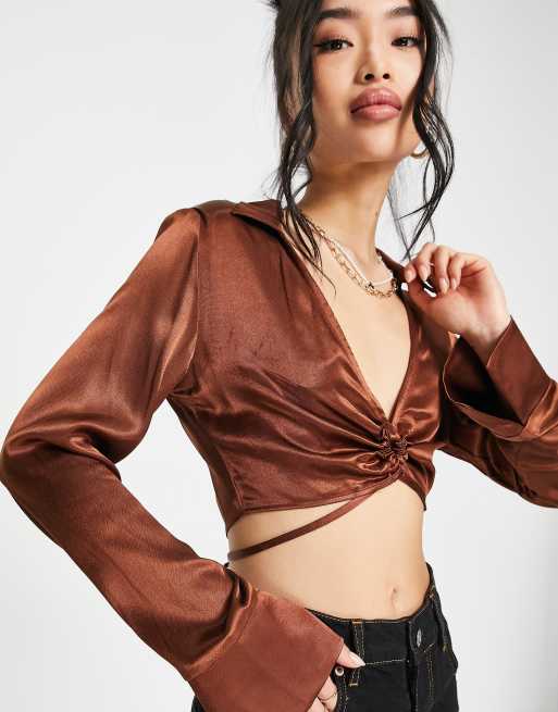 Pull&Bear – Brązowa kopertowa koszula satynowa z długimi rękawami