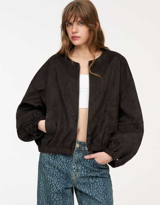 Pull&Bear – Brązowa kurtka bomberka bez kołnierza z imitacji zamszu