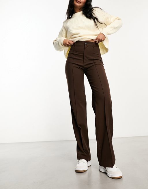 Pull&Bear – Brązowe dopasowane spodnie z podwyższonym stanem, prostymi nogawkami i ozdobnym szwem z przodu