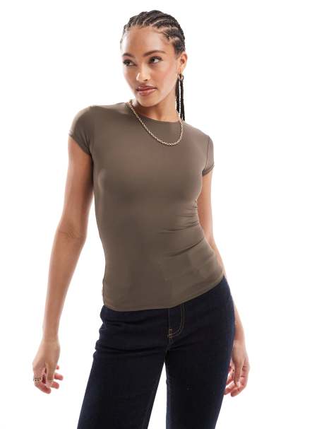 Pull&Bear – Brązowy krótki i obcisły T-shirt z poliamidu z krótkim rękawem - view 1