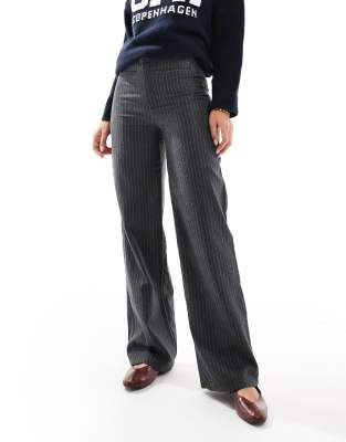 Pull&Bear - Broek met onafgewerkte tailleband, rechte pijpen en krijtstreep in grijs - view 1