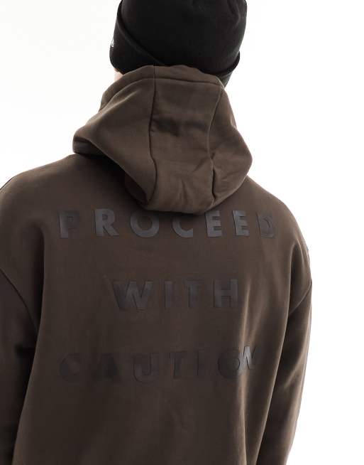 Pull&Bear - Brun hættetrøje med 'Proceed With Caution'-print