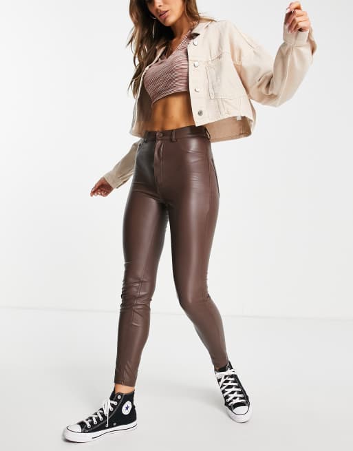 Pull&Bear – Bruna byxor av läderimitation med hög midja och extra smal passform