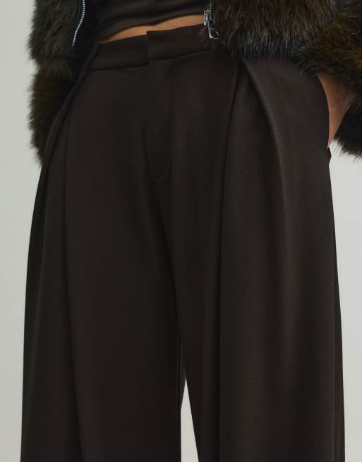 Pull&Bear – Bruna finbyxor med volym och veck, 2 av 4