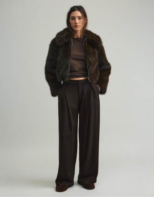 Pull&Bear – Bruna finbyxor med volym och veck, 3 av 4