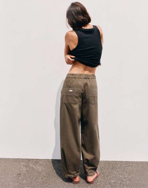 Pull&Bear bukser med elastisk talje og barrel-ben i brun, 2 af 7