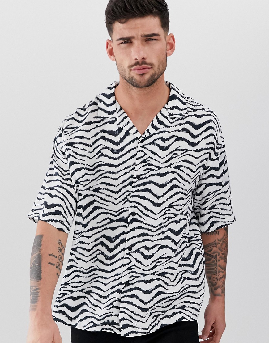 Pull&Bear - Camicia a maniche corte con stampa zebrata-Bianco