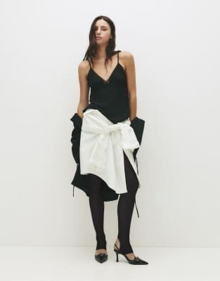 Pull & Bear - Camisole in Schwarz mit Spitzen- und Perlenverzierungen