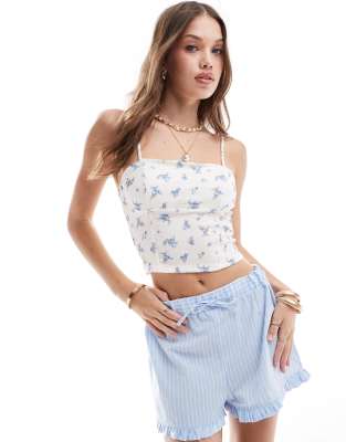 Pull & Bear - Camisole-Top in Weiß mit Riemchen-Trägern und blauem Blumenmuster