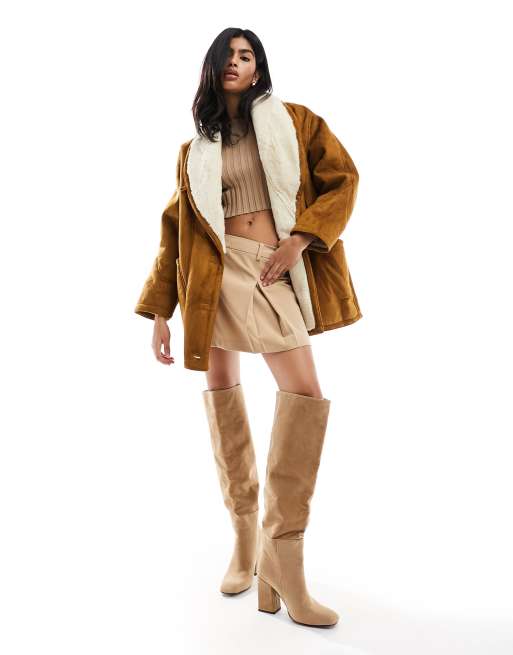 Pull&Bear - Cappotto in camoscio sintetico marrone tabacco con dettaglio stile montone