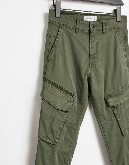 Pantalones cargo discount pull and bear