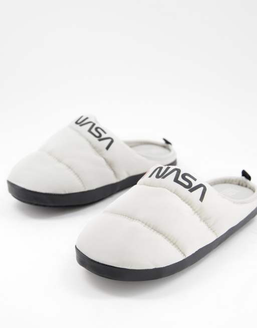 Pull Bear Chaussons doudoune logo NASA Blanc ASOS