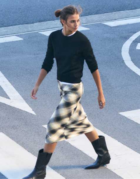 Pull&Bear Check midi skirt in white/black - view 1