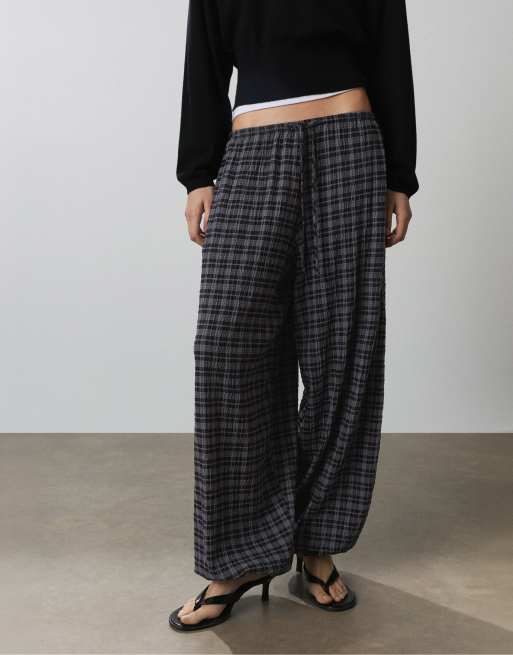 Pull&Bear Check sarouel trousers in grey, 2 of 7