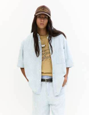 Pull & Bear - Chemise en denim à fleurs et manches courtes - Indigo pâle-Bleu