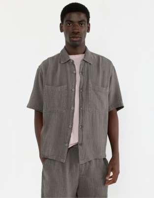 Chemise manches courtes en tissu chiffon - fonc - Pull & bear - Modalova